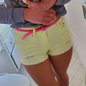 High-waisted Jean Shorts w Pink Belt